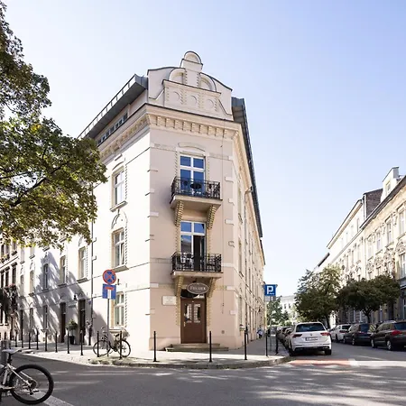 One Bedroom Center Apartment *
